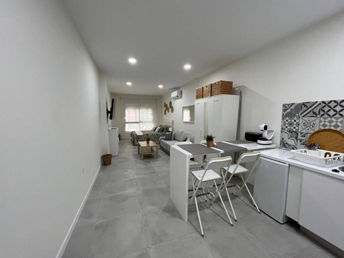 Centro Estudio Trinidad Malaga 3 Экстерьер фото