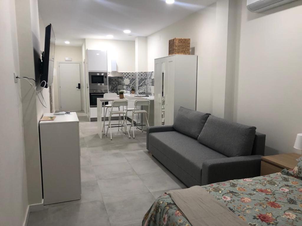 Centro Estudio Trinidad Malaga 3 Экстерьер фото